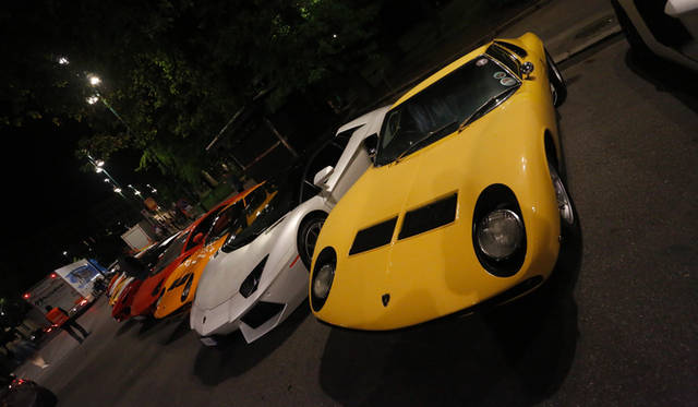 イベントの開会を宣言した、アウトモービリ・ランボルギーニのステファン・ヴィンケルマン社長兼CEO（右から2番目）