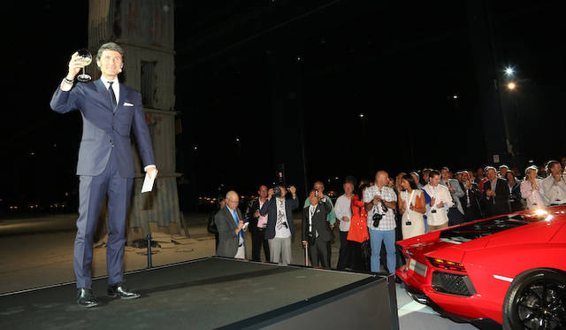 イベントの開会を宣言した、アウトモービリ・ランボルギーニのステファン・ヴィンケルマン社長兼CEO（右から2番目）