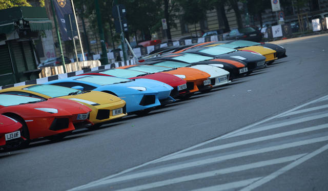 イベントの開会を宣言した、アウトモービリ・ランボルギーニのステファン・ヴィンケルマン社長兼CEO（右から2番目）