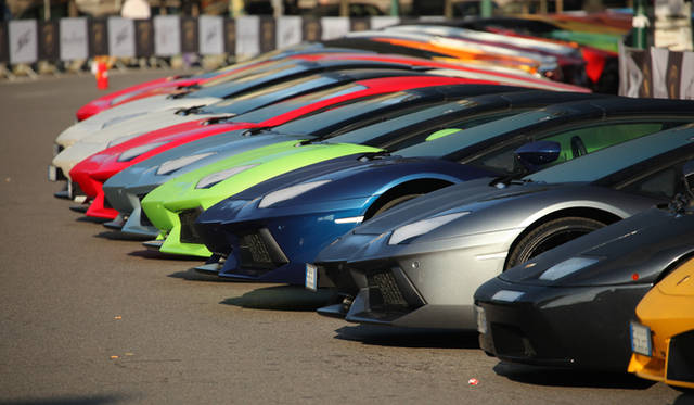 イベントの開会を宣言した、アウトモービリ・ランボルギーニのステファン・ヴィンケルマン社長兼CEO（右から2番目）