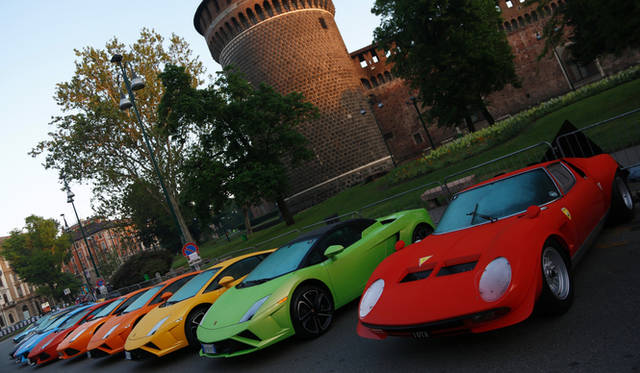 イベントの開会を宣言した、アウトモービリ・ランボルギーニのステファン・ヴィンケルマン社長兼CEO（右から2番目）