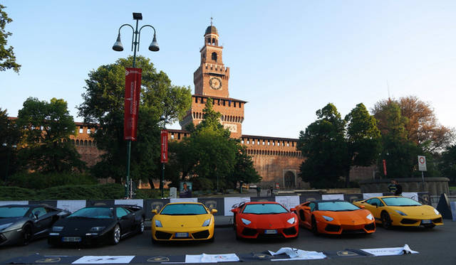 イベントの開会を宣言した、アウトモービリ・ランボルギーニのステファン・ヴィンケルマン社長兼CEO（右から2番目）