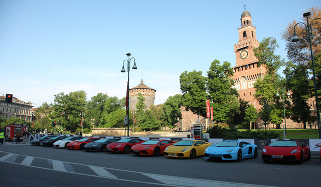 イベントの開会を宣言した、アウトモービリ・ランボルギーニのステファン・ヴィンケルマン社長兼CEO（右から2番目）