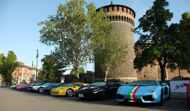 イベントの開会を宣言した、アウトモービリ・ランボルギーニのステファン・ヴィンケルマン社長兼CEO（右から2番目）