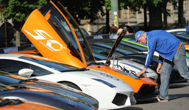 イベントの開会を宣言した、アウトモービリ・ランボルギーニのステファン・ヴィンケルマン社長兼CEO（右から2番目）