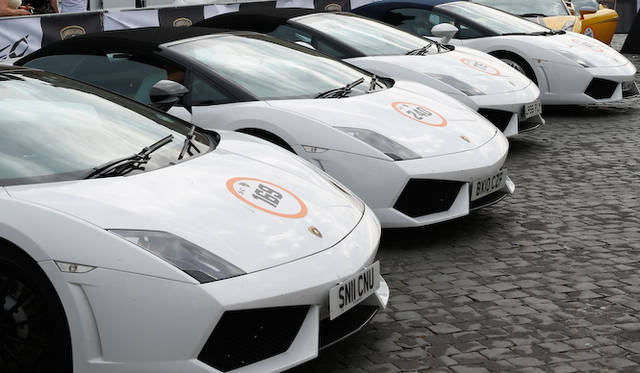 イベントの開会を宣言した、アウトモービリ・ランボルギーニのステファン・ヴィンケルマン社長兼CEO（右から2番目）