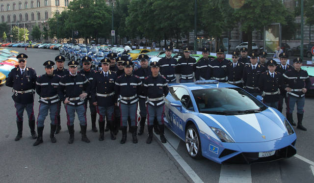 イベントの開会を宣言した、アウトモービリ・ランボルギーニのステファン・ヴィンケルマン社長兼CEO（右から2番目）