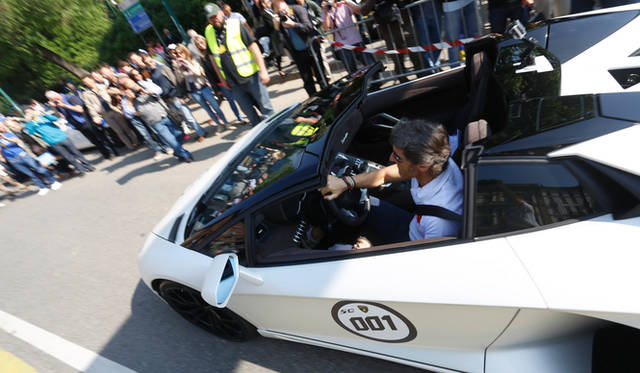 イベントの開会を宣言した、アウトモービリ・ランボルギーニのステファン・ヴィンケルマン社長兼CEO（右から2番目）