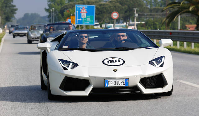 イベントの開会を宣言した、アウトモービリ・ランボルギーニのステファン・ヴィンケルマン社長兼CEO（右から2番目）