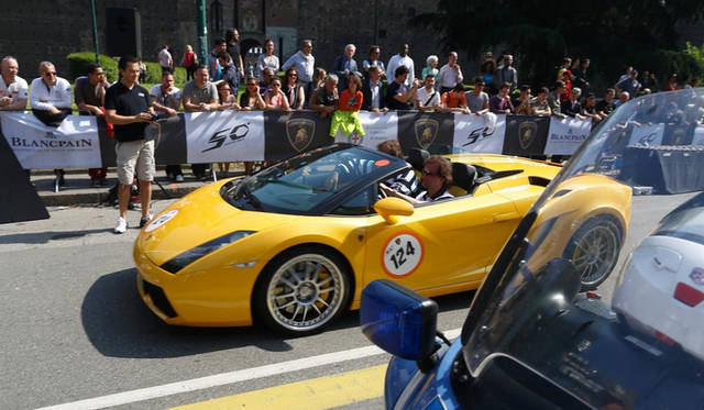 イベントの開会を宣言した、アウトモービリ・ランボルギーニのステファン・ヴィンケルマン社長兼CEO（右から2番目）