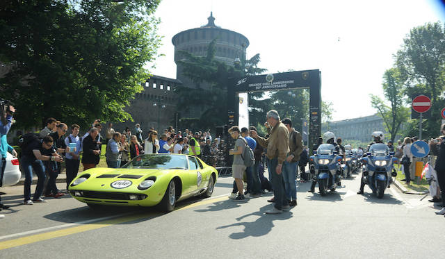 イベントの開会を宣言した、アウトモービリ・ランボルギーニのステファン・ヴィンケルマン社長兼CEO（右から2番目）