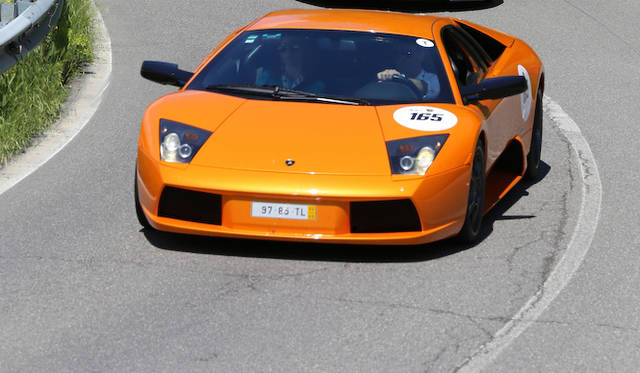 イベントの開会を宣言した、アウトモービリ・ランボルギーニのステファン・ヴィンケルマン社長兼CEO（右から2番目）