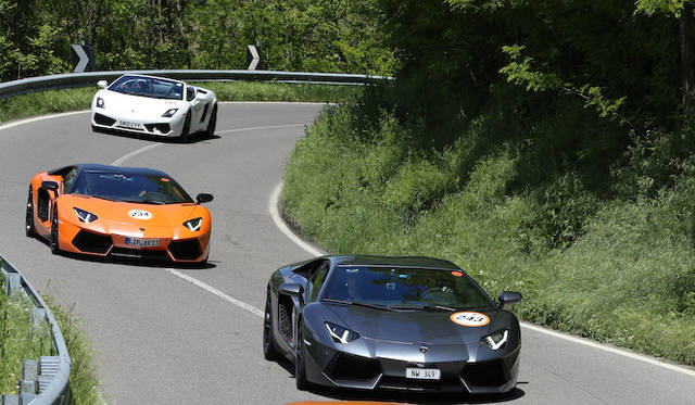 イベントの開会を宣言した、アウトモービリ・ランボルギーニのステファン・ヴィンケルマン社長兼CEO（右から2番目）