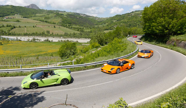 イベントの開会を宣言した、アウトモービリ・ランボルギーニのステファン・ヴィンケルマン社長兼CEO（右から2番目）