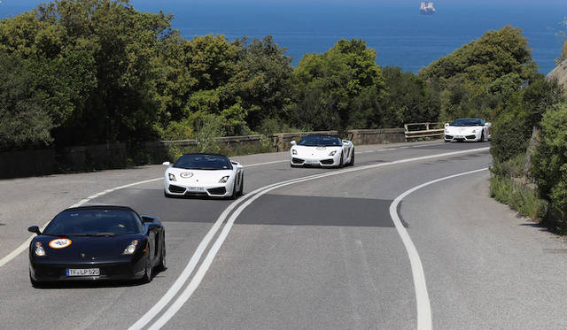 イベントの開会を宣言した、アウトモービリ・ランボルギーニのステファン・ヴィンケルマン社長兼CEO（右から2番目）