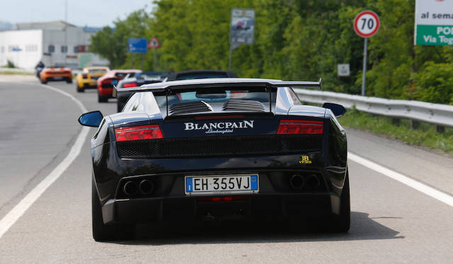 イベントの開会を宣言した、アウトモービリ・ランボルギーニのステファン・ヴィンケルマン社長兼CEO（右から2番目）