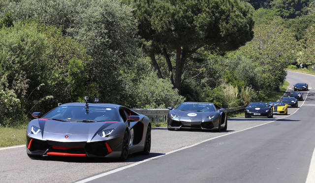 イベントの開会を宣言した、アウトモービリ・ランボルギーニのステファン・ヴィンケルマン社長兼CEO（右から2番目）