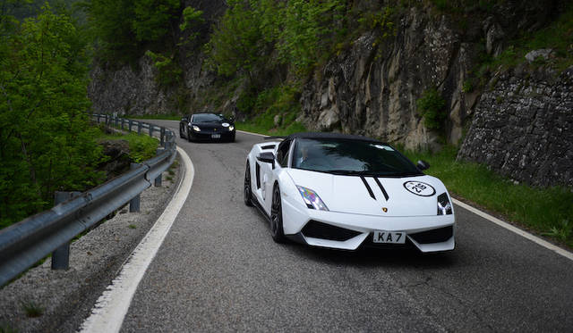 イベントの開会を宣言した、アウトモービリ・ランボルギーニのステファン・ヴィンケルマン社長兼CEO（右から2番目）