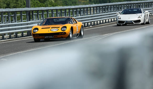 イベントの開会を宣言した、アウトモービリ・ランボルギーニのステファン・ヴィンケルマン社長兼CEO（右から2番目）