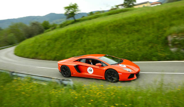 イベントの開会を宣言した、アウトモービリ・ランボルギーニのステファン・ヴィンケルマン社長兼CEO（右から2番目）