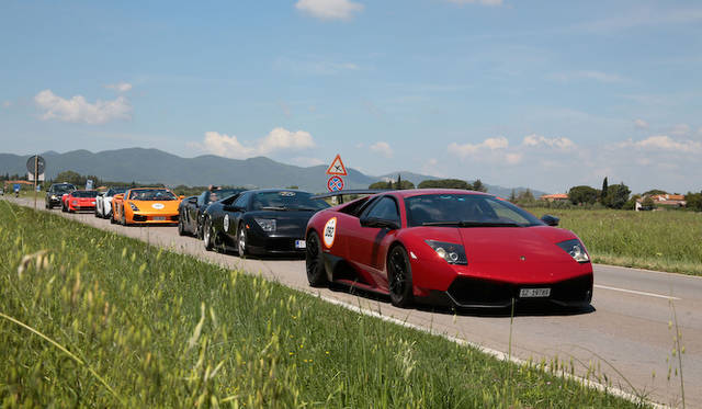 イベントの開会を宣言した、アウトモービリ・ランボルギーニのステファン・ヴィンケルマン社長兼CEO（右から2番目）