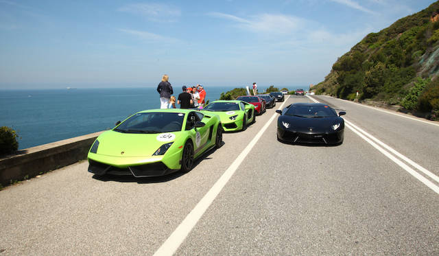 イベントの開会を宣言した、アウトモービリ・ランボルギーニのステファン・ヴィンケルマン社長兼CEO（右から2番目）