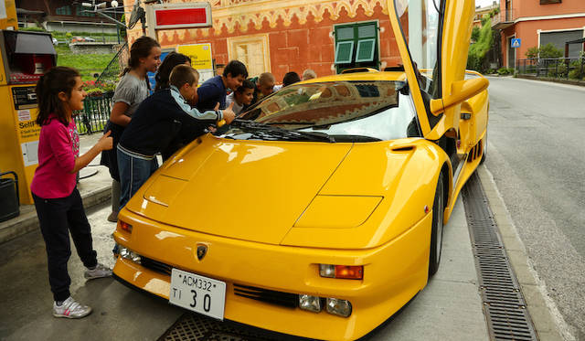 イベントの開会を宣言した、アウトモービリ・ランボルギーニのステファン・ヴィンケルマン社長兼CEO（右から2番目）