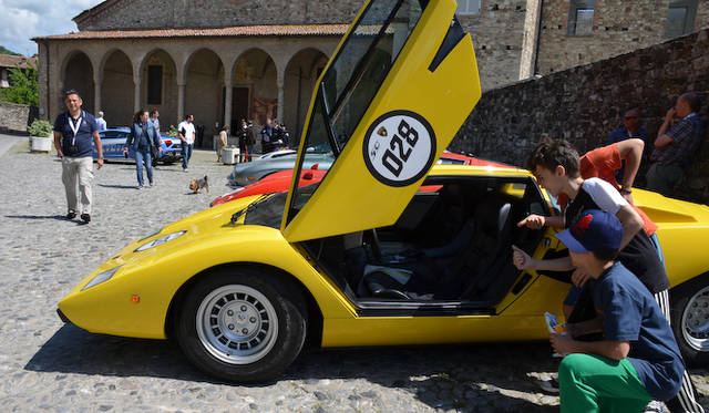 イベントの開会を宣言した、アウトモービリ・ランボルギーニのステファン・ヴィンケルマン社長兼CEO（右から2番目）