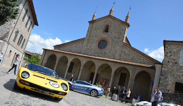 イベントの開会を宣言した、アウトモービリ・ランボルギーニのステファン・ヴィンケルマン社長兼CEO（右から2番目）