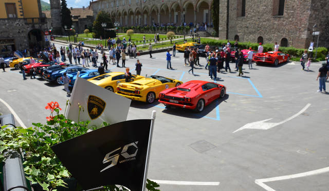 イベントの開会を宣言した、アウトモービリ・ランボルギーニのステファン・ヴィンケルマン社長兼CEO（右から2番目）