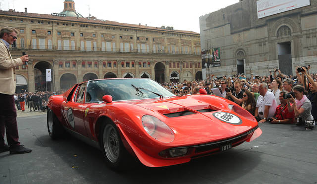 イベントの開会を宣言した、アウトモービリ・ランボルギーニのステファン・ヴィンケルマン社長兼CEO（右から2番目）