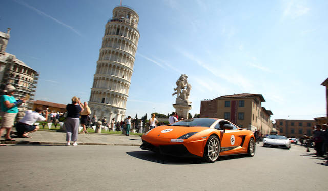 イベントの開会を宣言した、アウトモービリ・ランボルギーニのステファン・ヴィンケルマン社長兼CEO（右から2番目）