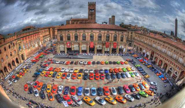 イベントの開会を宣言した、アウトモービリ・ランボルギーニのステファン・ヴィンケルマン社長兼CEO（右から2番目）