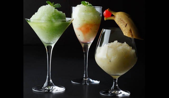 <strong>PALACE HOTEL TOKYO｜パレスホテル東京</strong>　ホテル6階ラウンジバー「プリヴェ」では、フレッシュフルーツを使ったサマーフローズンカクテルを用意