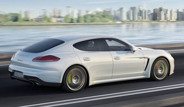 エンジンは3リッターV6スーパーチャージド。エンジンそのもの最高出力は245kW（333ps）、最大トルクは440Nmであり、モーターによる加勢で306kW（416ps）の最高出力と590Nmの最大トルクを発揮する