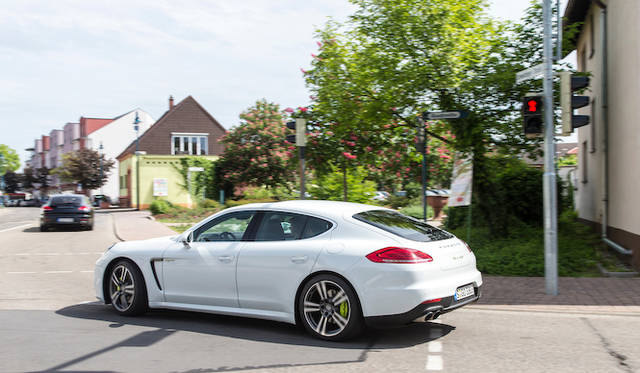 バッテリーは車両後部に置かれ、回生ブレーキとエンジンパワー、そして外部から充電する