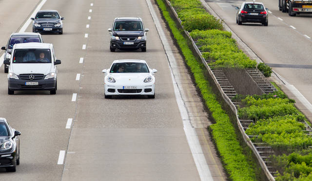 8個のモジュールにそれぞれ13個ずつ収められた合計104 個の角型セルで構成されるバッテリー。定格電圧は384 V、定格容量は9.4 kWh、その内7.5 kWhがドライブシステムに使われる。120 kWの最高出力を10秒間持続できるように設計されており、その容量は、モーターが最高出力で消費する電力をはるかに上まわる