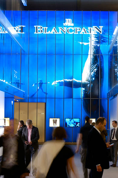 建物もレイアウトも完全に一新された今年の「バーゼルフェア（BASELWORLD 2013）」。ブランパンブース前にて