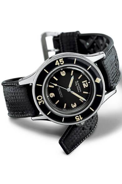 1953年に登場したブランパン初のモダンダイバーズウォッチ「フィフティ ファゾムス」。スキューバダイビング黎明期にもかかわらず、潜水時間をマーキングするための逆回転防止機構付きベゼル、水中での視認性を追求したシンプルな文字盤デザイン、時計内部への浸水の危険を減らすための自動巻きムーブメントの採用など、ダイバーズウォッチに関する現在の国際規格（ISO 6435:1996）の多くを先取りしていた