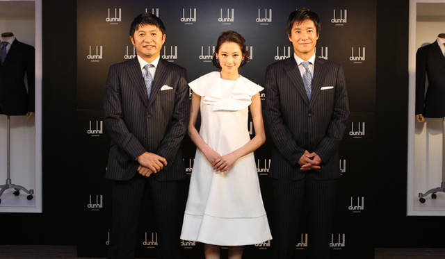 左から、武田修宏さん、モデルの河北麻友子さん、中山雅史さん