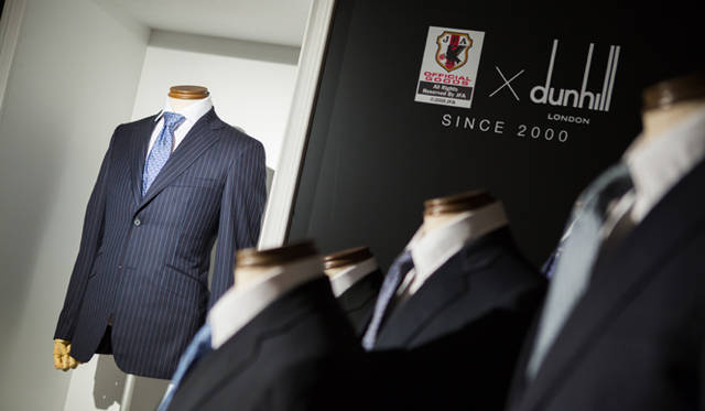 会場内では、2004年から2013年までの10年間、ダンヒルが手がけてきた歴代の日本代表オフィシャルスーツが展示された
