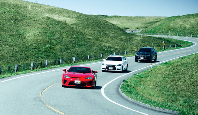 「LEXUS AMAZING EXPERIENCE」ツアーの舞台となった、阿蘇スカイラインを走り抜けるレクサスのスーパースポーツカー「LFA」、プレミアムサルーン「LS」、そしてSUVの「RX」の3台（前から順に）