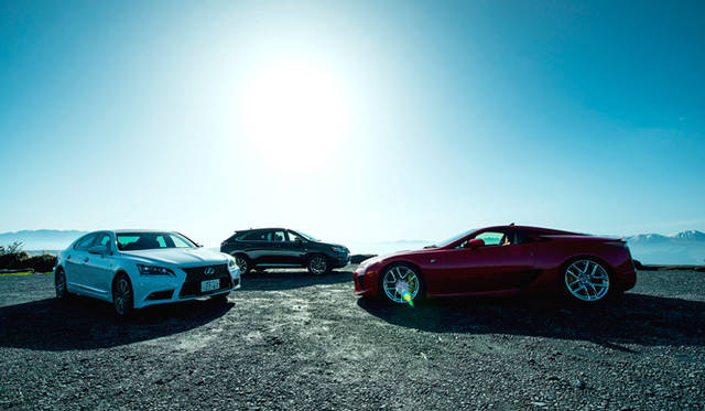 阿蘇五岳を望むロケーションにて。美しいツーリングコースを自由にドライブできるのも「LEXUS AMAZING EXPERIENCE」の魅力