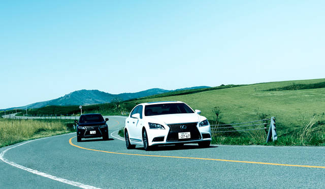 今回編集部が試乗した「LS600h F SPORT」、そして後方に「RX」が続く