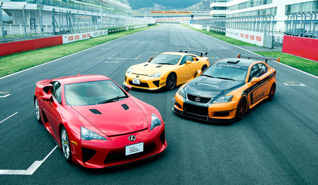大分にある国際A級サーキット「オートポリス」に用意された「LFA」「 LFA ニュルブルクリンク パッケージ」「IS F CCS-R」3台のレクサスのスポーツモデル（左から順に）