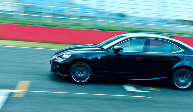 「IS350 F SPORT」に搭載されるエンジン回転と呼応するサウンドジェネレーターがドライバーをよりファンにさせる