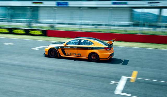 市販車から約300kgの軽量化は絶大で、強烈な加速Gが体を襲う