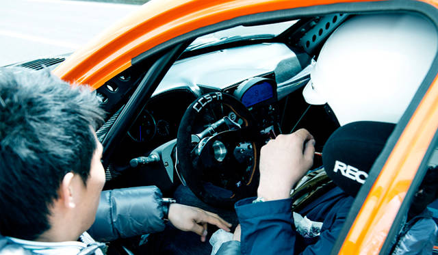 「IS F CCS-R」のコクピットはレーシングカー然とした佇まい。だがそのハンドリングは至って素直。誰もが運転できるサーキット走行専用車として開発されている