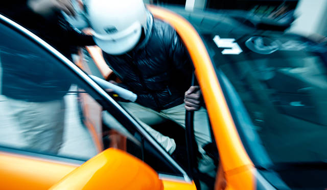 ロールケージにフルバケットシート、そして3点式シートベルトを着用と、乗り込むのはちょっと大変。でも気分はまさにレーシングドライバー