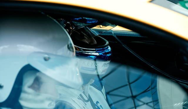 窮屈に見えるが、視界良好の「IS F CCS-R」の車内